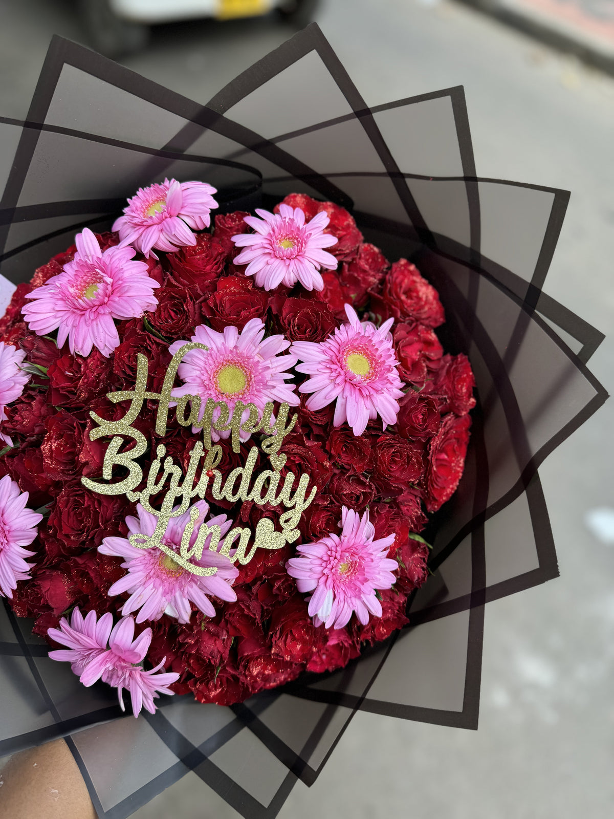 Daisies and red glitter roses