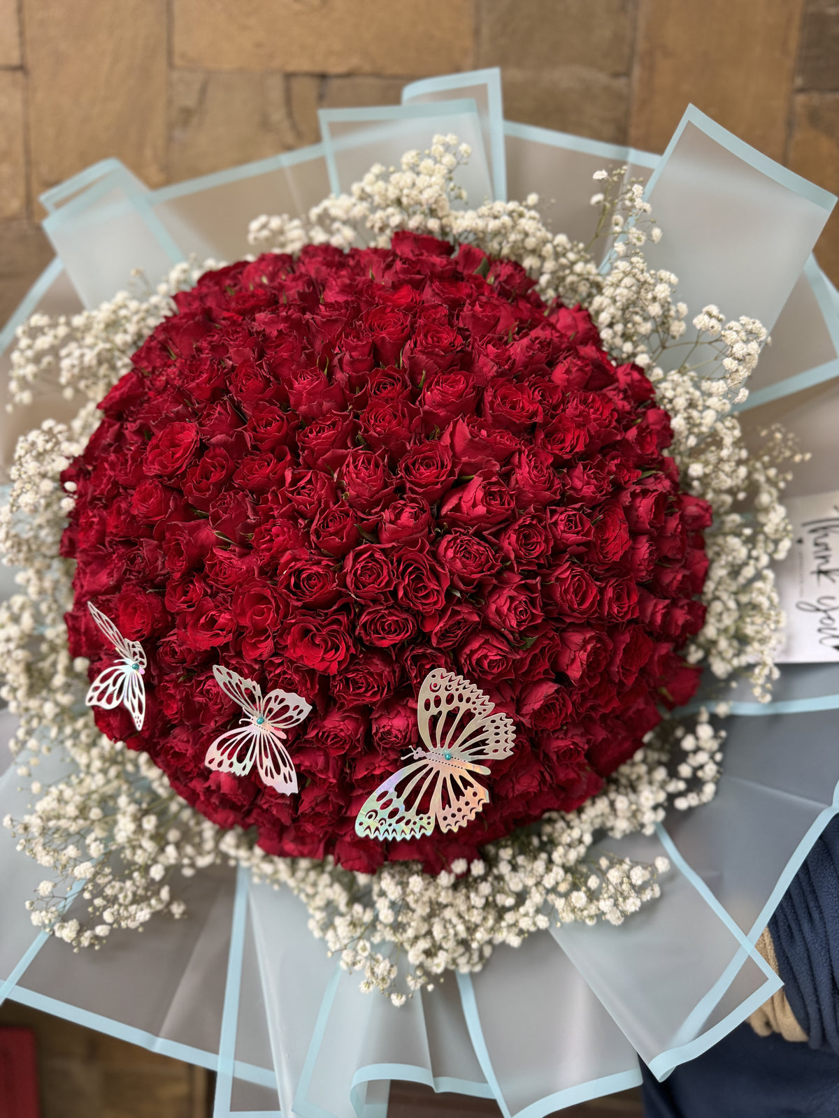 200 red roses